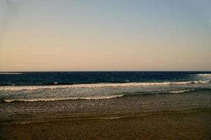 mar com ondas na praia foto