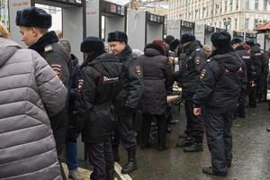 moscou, rússia - 24 de fevereiro de 2019.polícia inspecionando pessoas chegando à marcha da memória nemtsov foto