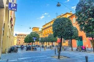 bolonha, itália, 17 de março de 2019 palazzo caprara palace, torre lapi torre e árvores na praça piazza galileo no antigo centro histórico da cidade, emilia-romagna foto