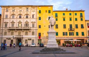 lucca, itália monumento estátua giuseppe garibaldi e edifícios foto