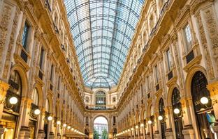 milão, itália, 9 de setembro de 2018 galeria vittorio emanuele ii famoso shopping de luxo foto
