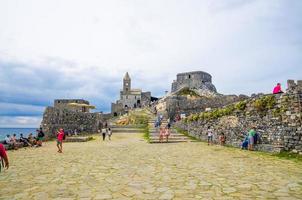 portovenere, itália, 10 de setembro de 2018 pessoas turistas perto da igreja católica chiesa san pietro foto