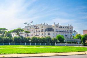 rimini, itália, 19 de setembro de 2018 grand hotel e praça com gramado verde no centro turístico da cidade com fundo de céu azul, emilia-romagna foto