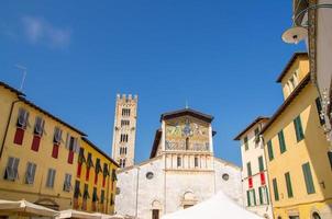 lucca, itália, 13 de setembro de 2018, fachada da igreja católica chiesa di san frediano na praça san frediano foto