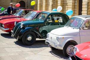 lecce, itália - 23 de abril de 2017 automóveis retro clássicos vintage carros na itália foto