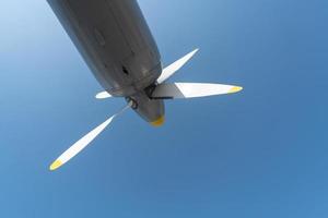 hélice de avião de aeronaves militares, espaço de cópia, fundo ensolarado de céu azul. foto