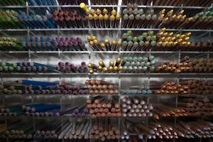 variedade de lápis de cor profissionais para artistas e designers. conceito de educação criativa.