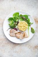 bulgur carne e salada folhas alface refeição saudável foto