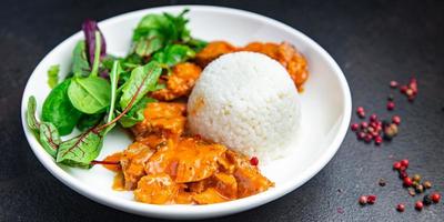 arroz carne molho de tomate e salada de folhas misturam comida fresca foto