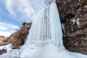 uma grande cachoeira congelada. 3 cachoeiras em cascata no daguestão foto