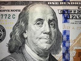 benjamin franklin cara em nós uma macro de nota de cem dólares. dinheiro dos estados unidos. foto