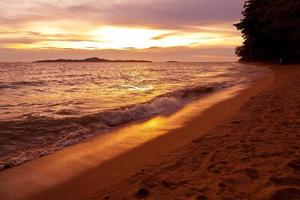 pôr do sol colorido sobre o mar pataya beach tailândia foto