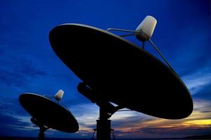 antena de satélite no crepúsculo foto