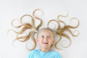 menina com cabelo encaracolado foto