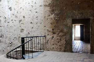 parede de pedra com escada em espiral e porta no forte em santo domingo, república dominicana foto