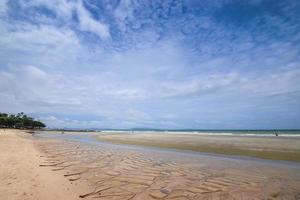 praia de areia do mar em pattaya tailândia. foto