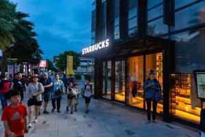 café starbucks em frente ao festival central pattaya, chonburi, tailândia. foto