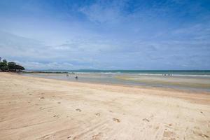 praia de areia do mar em pattaya tailândia. foto