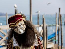 Veneza, Itália - 10 de fevereiro de 2013 - pessoa não identificada com máscara tradicional de carnaval veneziano em Veneza, Itália. em 2013 é realizado de 26 de janeiro a 12 de fevereiro. foto