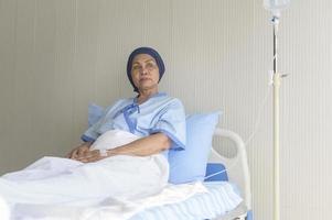 retrato de mulher paciente com câncer sênior usando lenço na cabeça no hospital, saúde e conceito médico foto