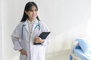 retrato de jovem médica com estetoscópio trabalhando no hospital, conceito médico e de saúde foto