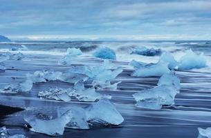 lagoa glaciar jokulsarlon, pôr do sol fantástico na praia negra, islândia. foto