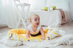 roupa de cama para crianças. o bebê dorme na cama. um bebê saudável logo após o nascimento. foto