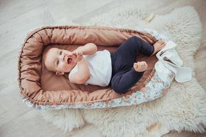 roupa de cama para crianças. o bebê dorme na cama. um bebê saudável logo após o nascimento. foto