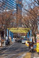 vista de rua da área de hongdae, hongik em 8 de março de 2014, em seul, coreia do sul. lugar para mostrar arte e distrito comercial famoso. mercado de arte está aberto todos os sábados foto