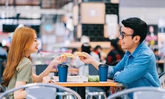 jovem casal asiático almoçando juntos no café foto