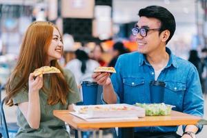 jovem casal asiático almoçando juntos no café foto