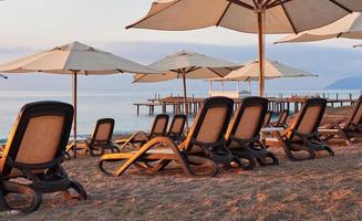 vista panorâmica da praia privada na praia com espreguiçadeiras contra o mar e as montanhas. hotel de luxo amara dolce vita. recorrer. tekirova-kemer foto