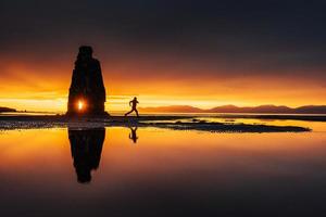 é uma rocha espetacular no mar na costa norte da Islândia. nesta foto hvitserkur reflete na água do mar após o pôr do sol da meia-noite