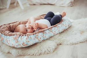 roupa de cama para crianças. o bebê dorme na cama. um bebê saudável logo após o nascimento. foto