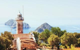 península de gelidonya do farol na primavera. belas paisagens ao ar livre na turquia e na ásia. a paisagem no mediterrâneo. foto