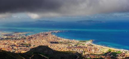 a vista das alturas da cidade. a cena dramática e pitoresca. localização trapani, erice, sicília, itália, europa. foto