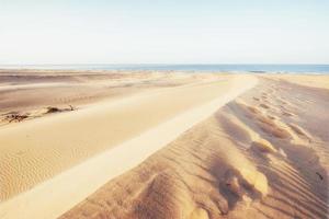 pôr do sol colorido sobre o deserto misterioso na turquia foto