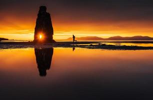 é uma rocha espetacular no mar na costa norte da Islândia. nesta foto hvitserkur reflete na água do mar após o pôr do sol da meia-noite