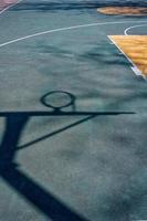 silhueta de cesta na quadra de basquete de rua foto