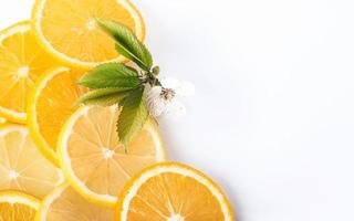 fatias de laranja e limão isoladas em um fundo branco foto