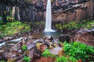 excelente vista da cachoeira svartifoss. cena dramática e pitoresca. atração turística popular. Islândia foto