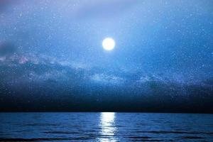 um céu noturno azul sobre o mar. foto