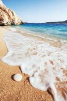 vistas fantásticas da costa do mar com areia amarela e água azul foto