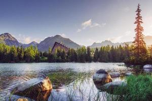 o nascer do sol sobre um lago no parque high tatras. Shtrbske Pleso, Eslováquia foto