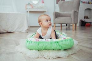 roupa de cama para crianças. o bebê dorme na cama. um bebê saudável logo após o nascimento. foto