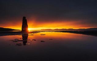 é uma rocha espetacular no mar na costa norte da Islândia. lendas dizem que é um troll petrificado. nesta foto hvitserkur reflete na água do mar após o pôr do sol da meia-noite.