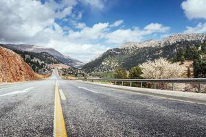 estrada fantástica nas montanhas. Cárpatos. Ucrânia foto