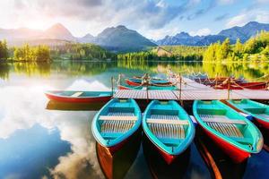 barco no cais cercado de montanhas. fantástico shtrbske pleso high tatras. Eslováquia foto