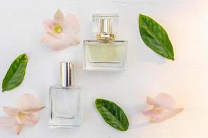 perfume e frasco de perfume com flores cor de rosa foto
