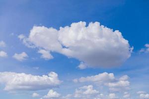 fundo de céu azul lindo com nuvens brancas foto